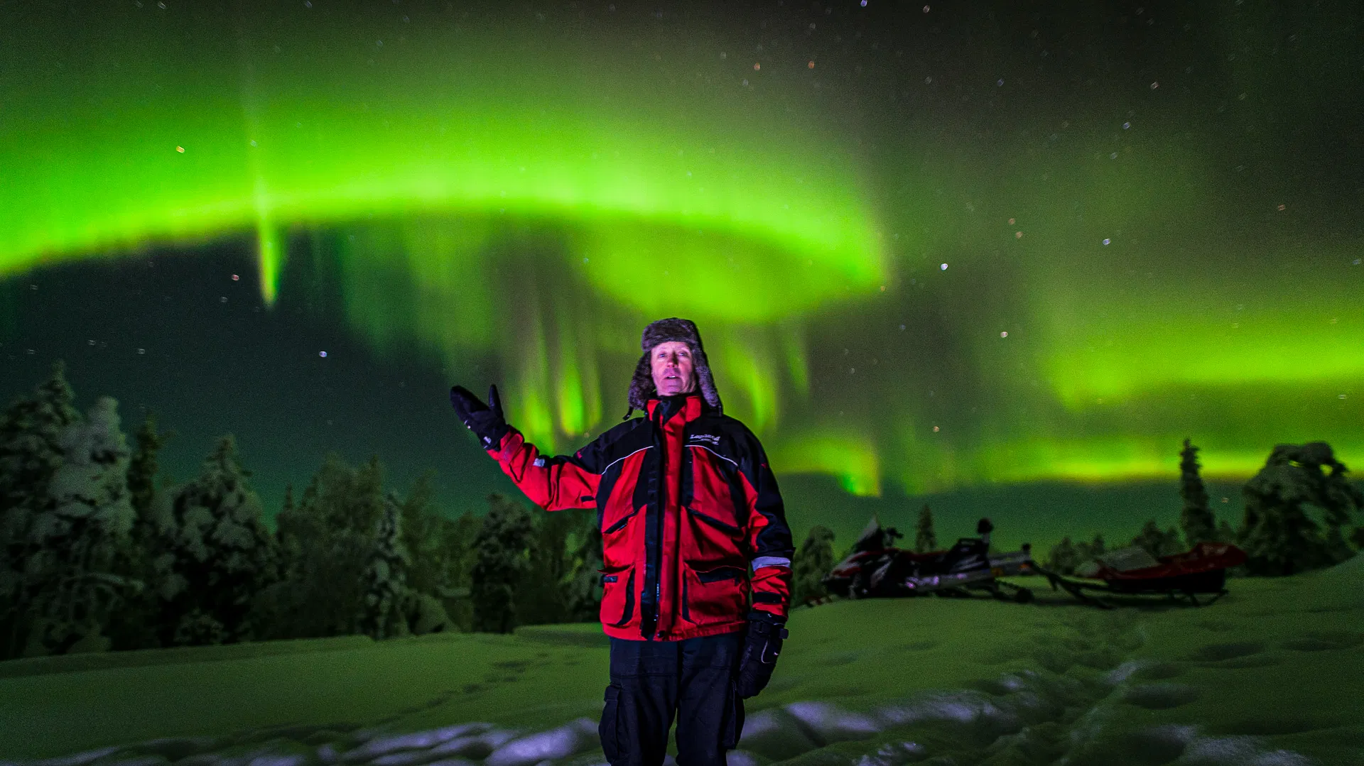 hunting northern lights in Saariselkä by snowmobiles